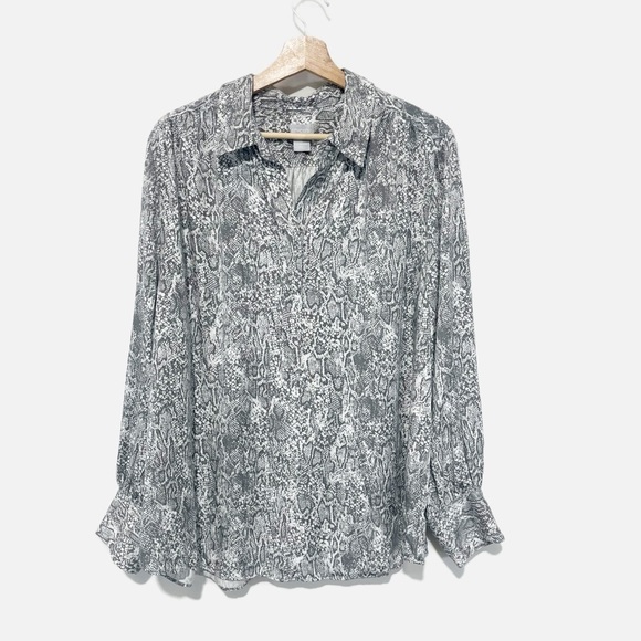 Chico's Snakeskin Reptile Print Pop Over Blouse 1/2 Button Front Gray Size 4/XXL - Picture 1 of 8